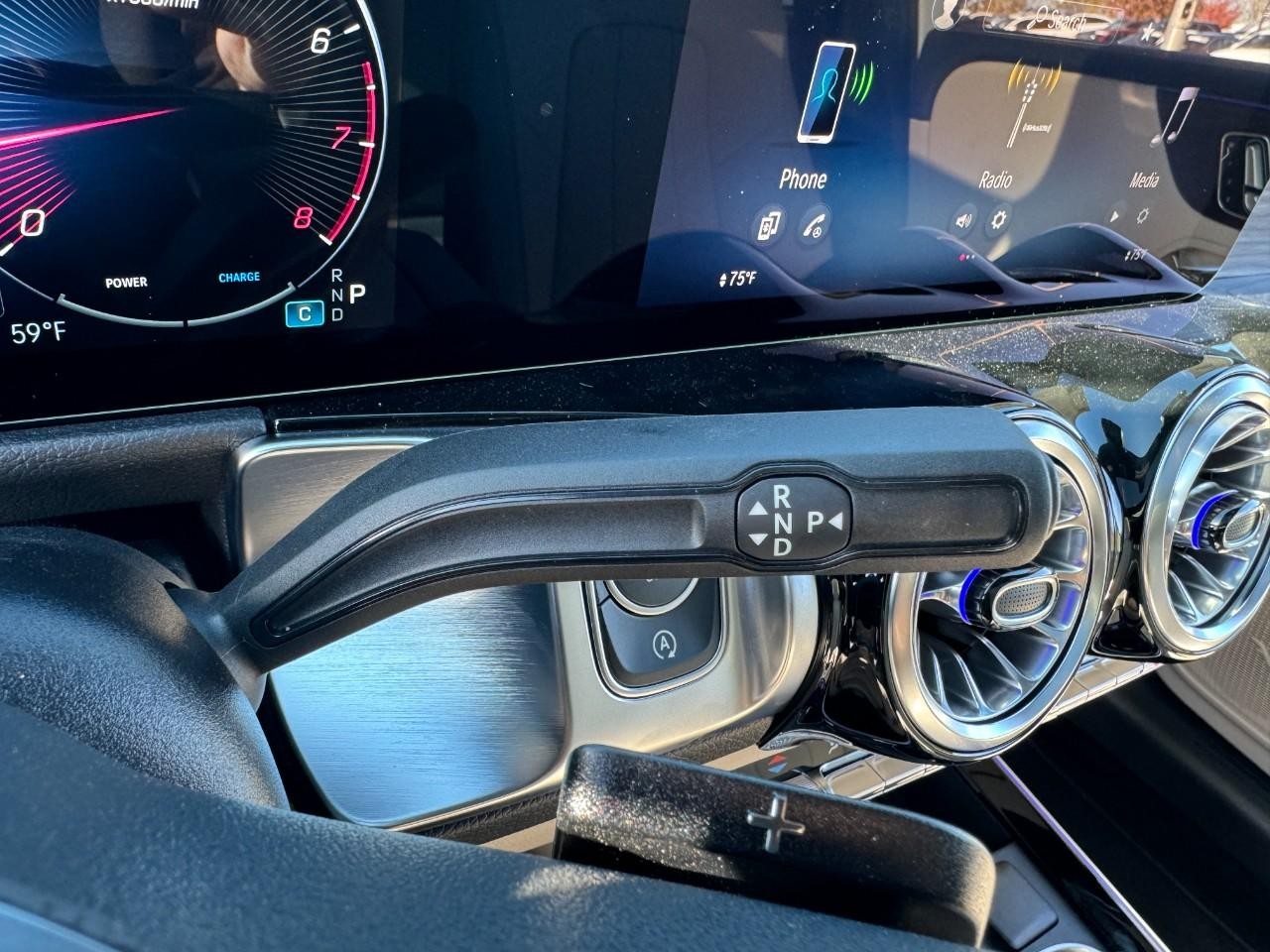 Mercedes-Benz GLB Vehicle Full-screen Gallery Image 34