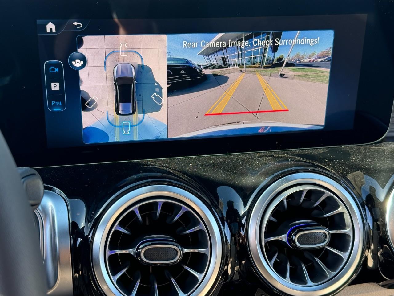 Mercedes-Benz GLB Vehicle Full-screen Gallery Image 35