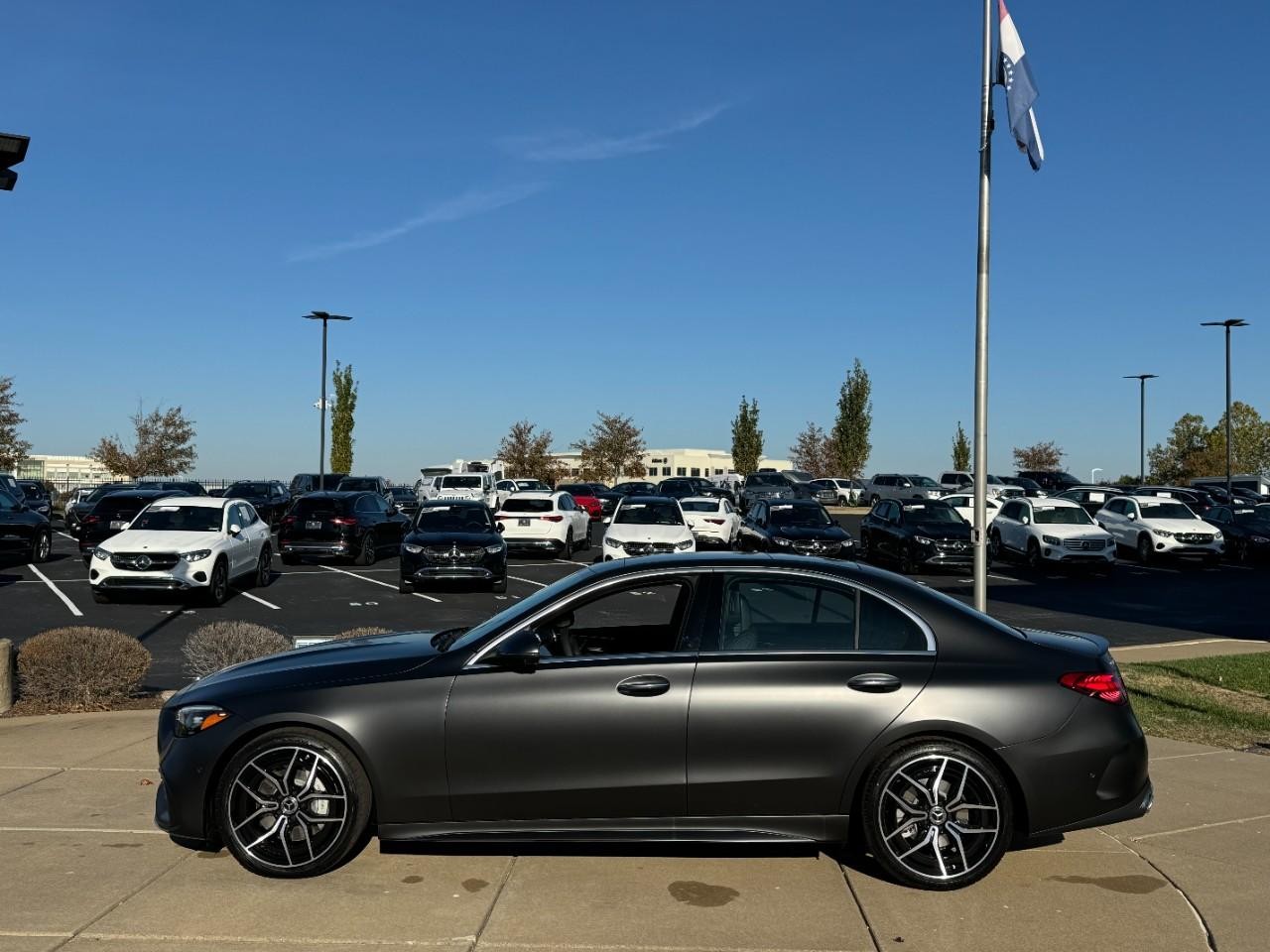 Mercedes-Benz C-Class Vehicle Full-screen Gallery Image 2