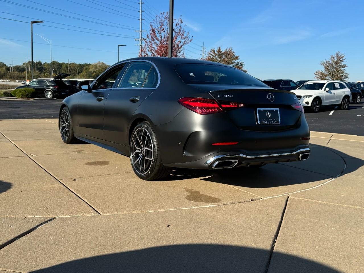 Mercedes-Benz C-Class Vehicle Full-screen Gallery Image 3