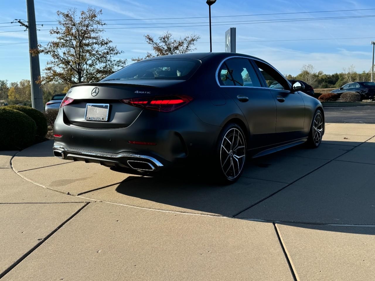 Mercedes-Benz C-Class Vehicle Full-screen Gallery Image 4