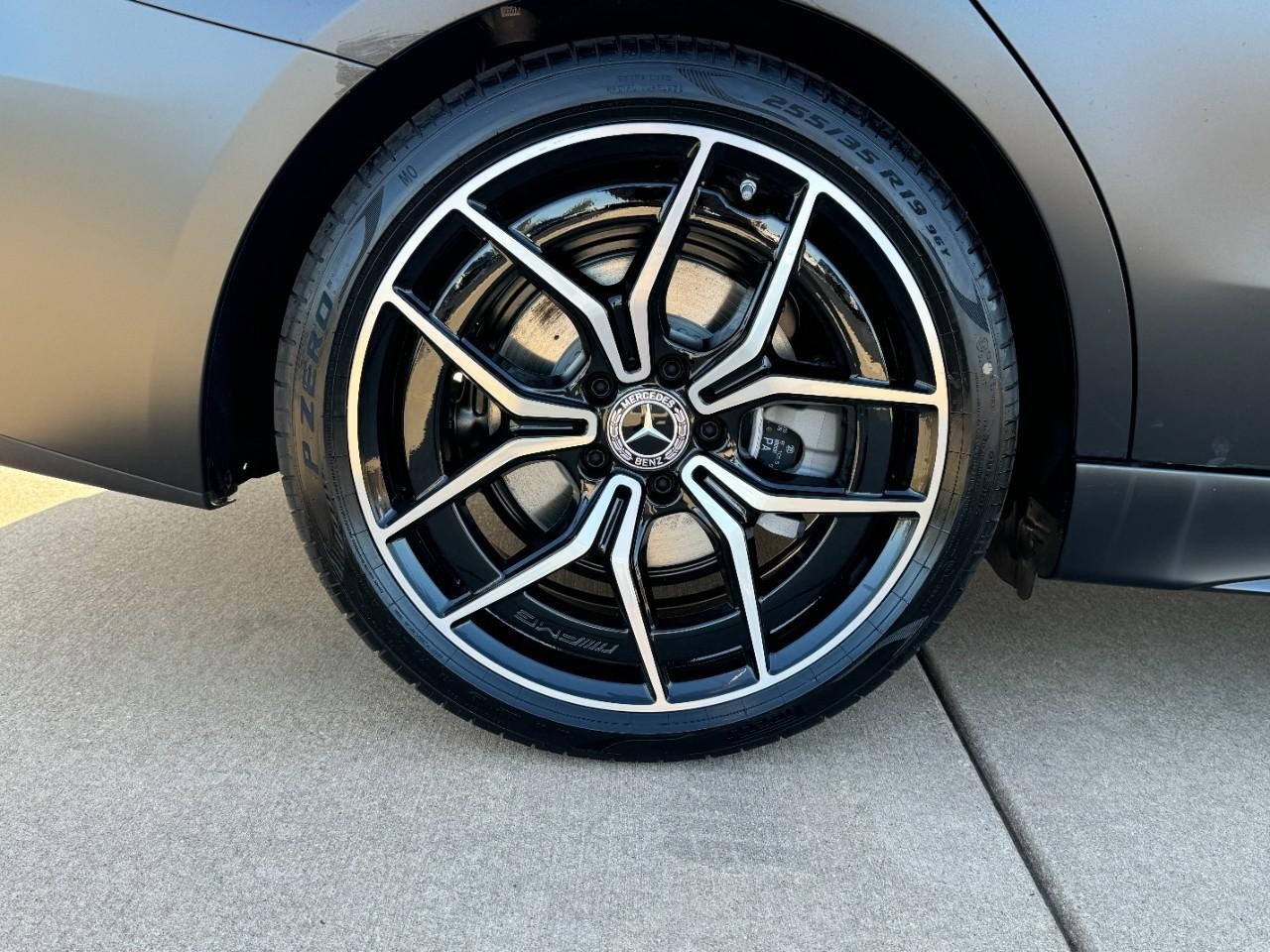 Mercedes-Benz C-Class Vehicle Full-screen Gallery Image 5