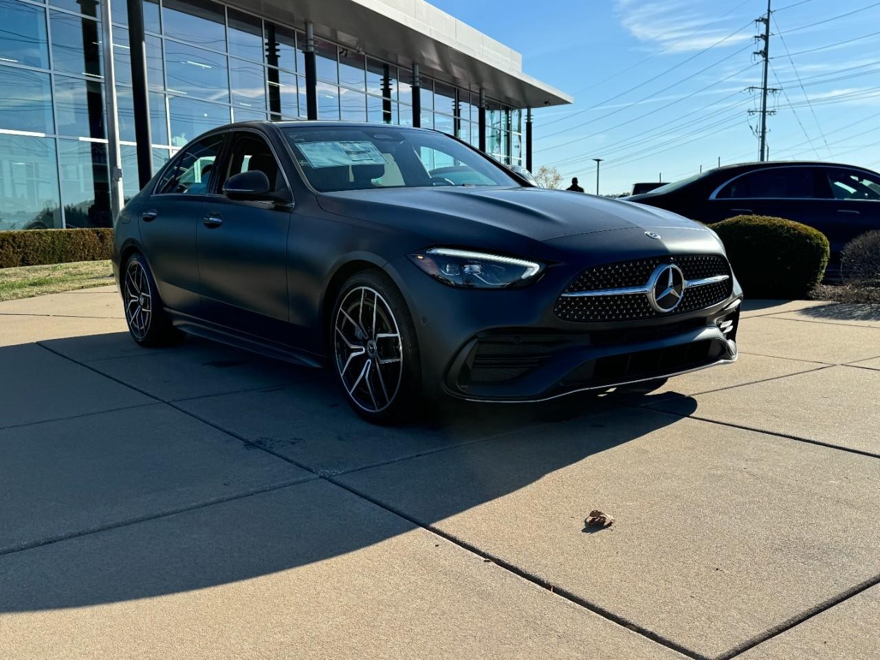 Mercedes-Benz C-Class Vehicle Full-screen Gallery Image 6