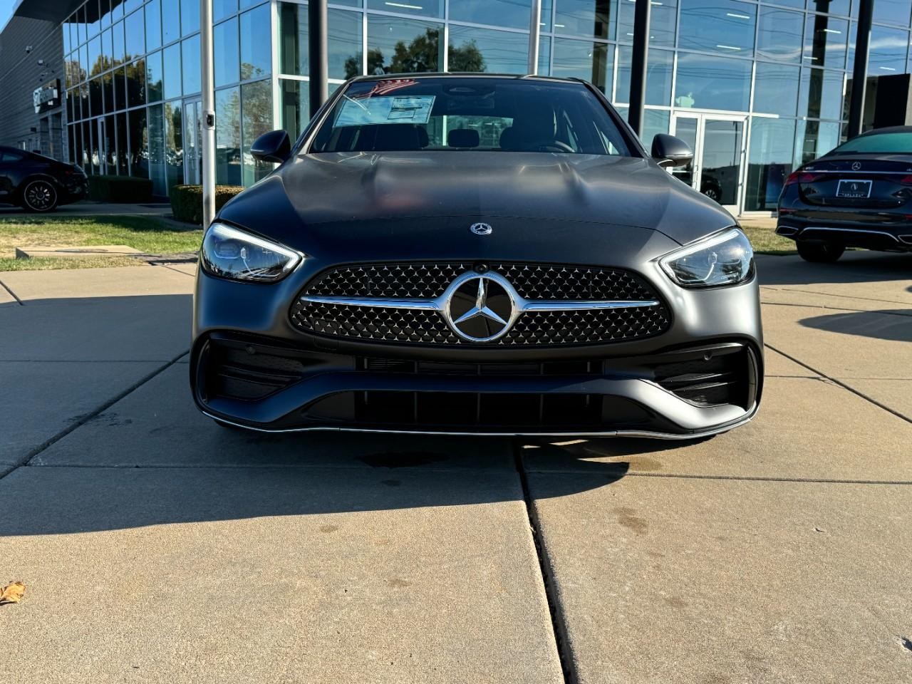 Mercedes-Benz C-Class Vehicle Full-screen Gallery Image 7