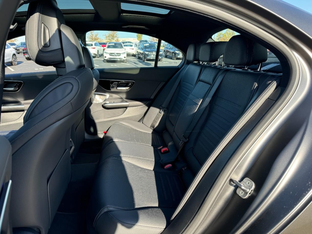 Mercedes-Benz C-Class Vehicle Full-screen Gallery Image 8