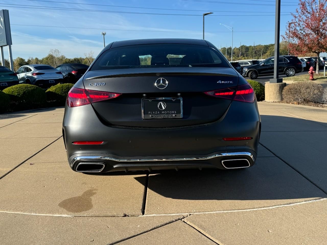 Mercedes-Benz C-Class Vehicle Full-screen Gallery Image 9