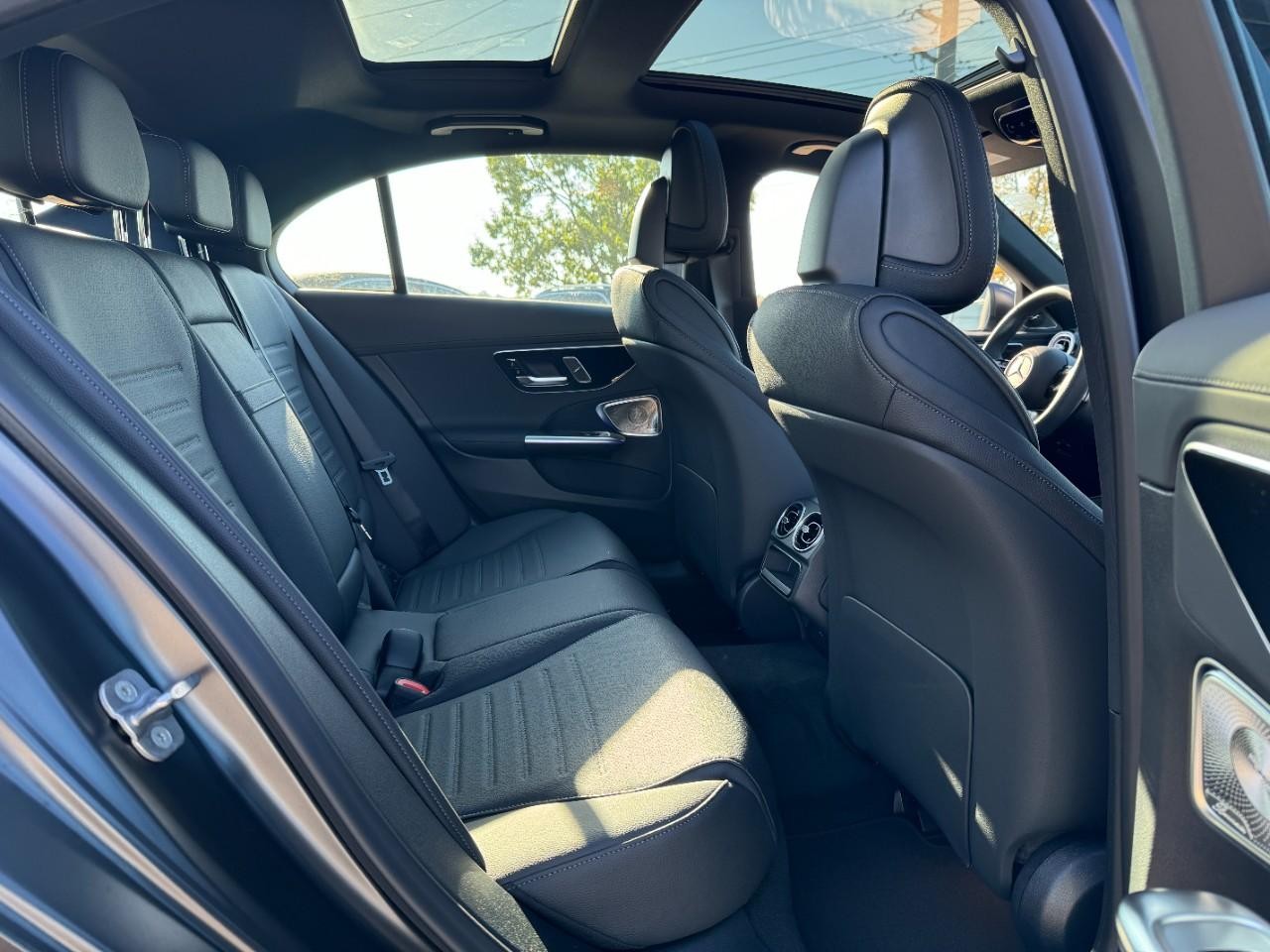 Mercedes-Benz C-Class Vehicle Full-screen Gallery Image 10