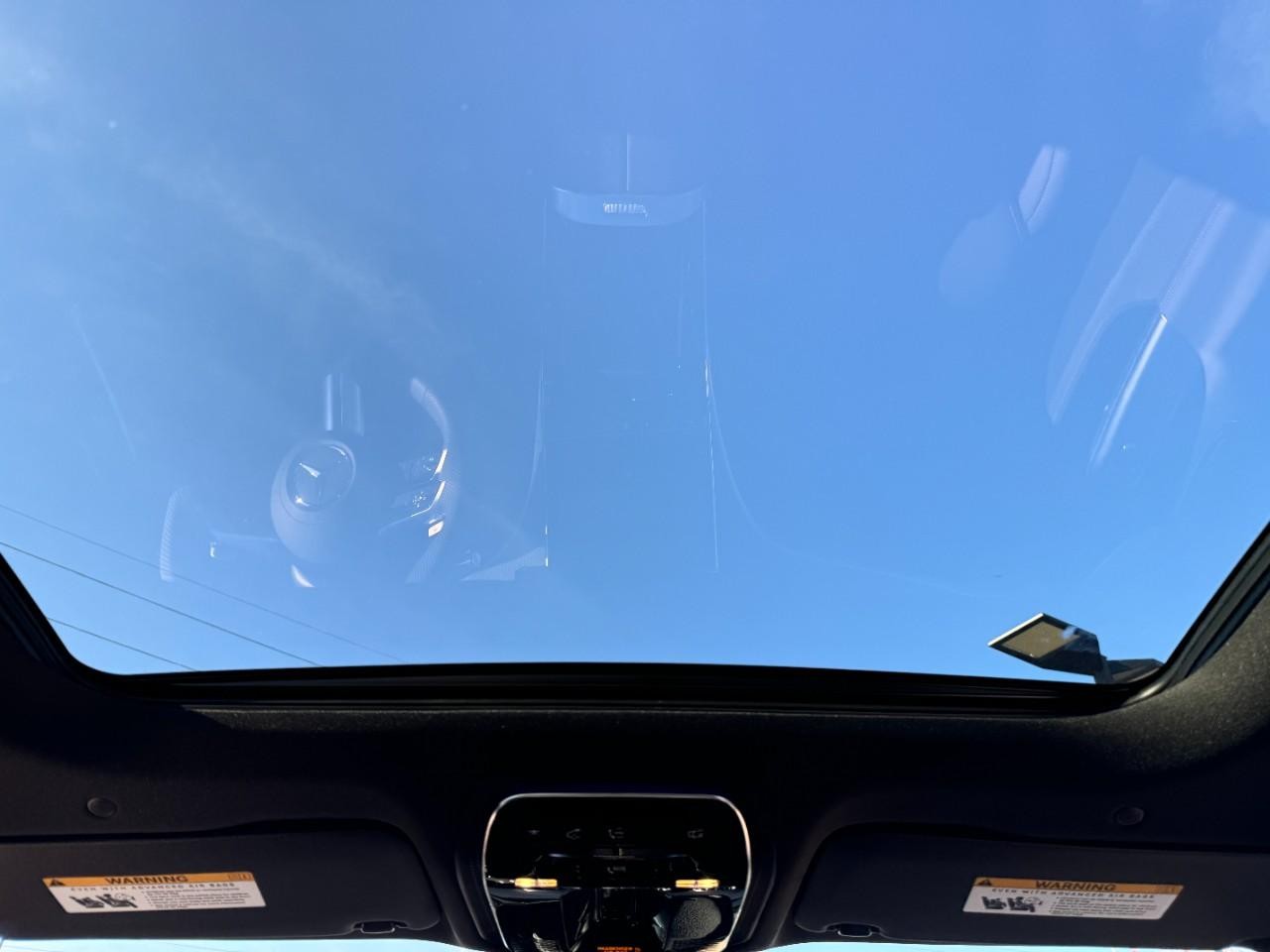 Mercedes-Benz C-Class Vehicle Full-screen Gallery Image 11