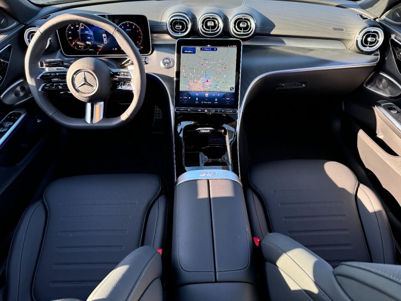 Mercedes-Benz C-Class Vehicle Full-screen Gallery Image 12