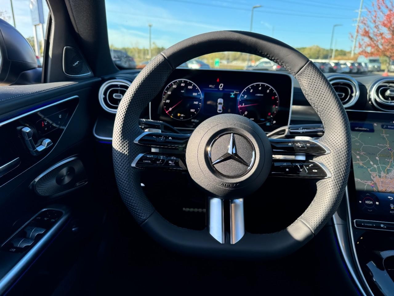 Mercedes-Benz C-Class Vehicle Full-screen Gallery Image 13