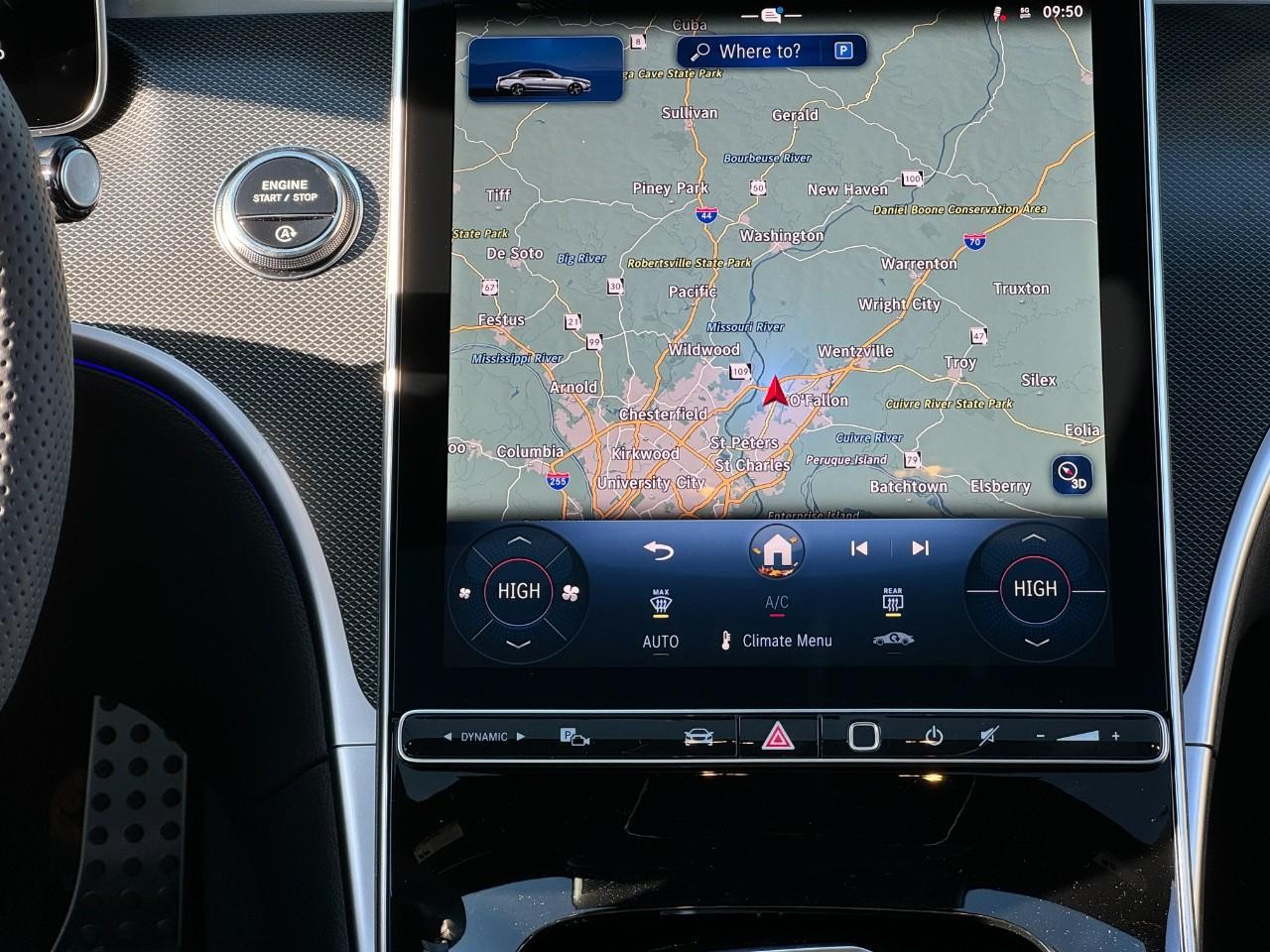 Mercedes-Benz C-Class Vehicle Full-screen Gallery Image 14