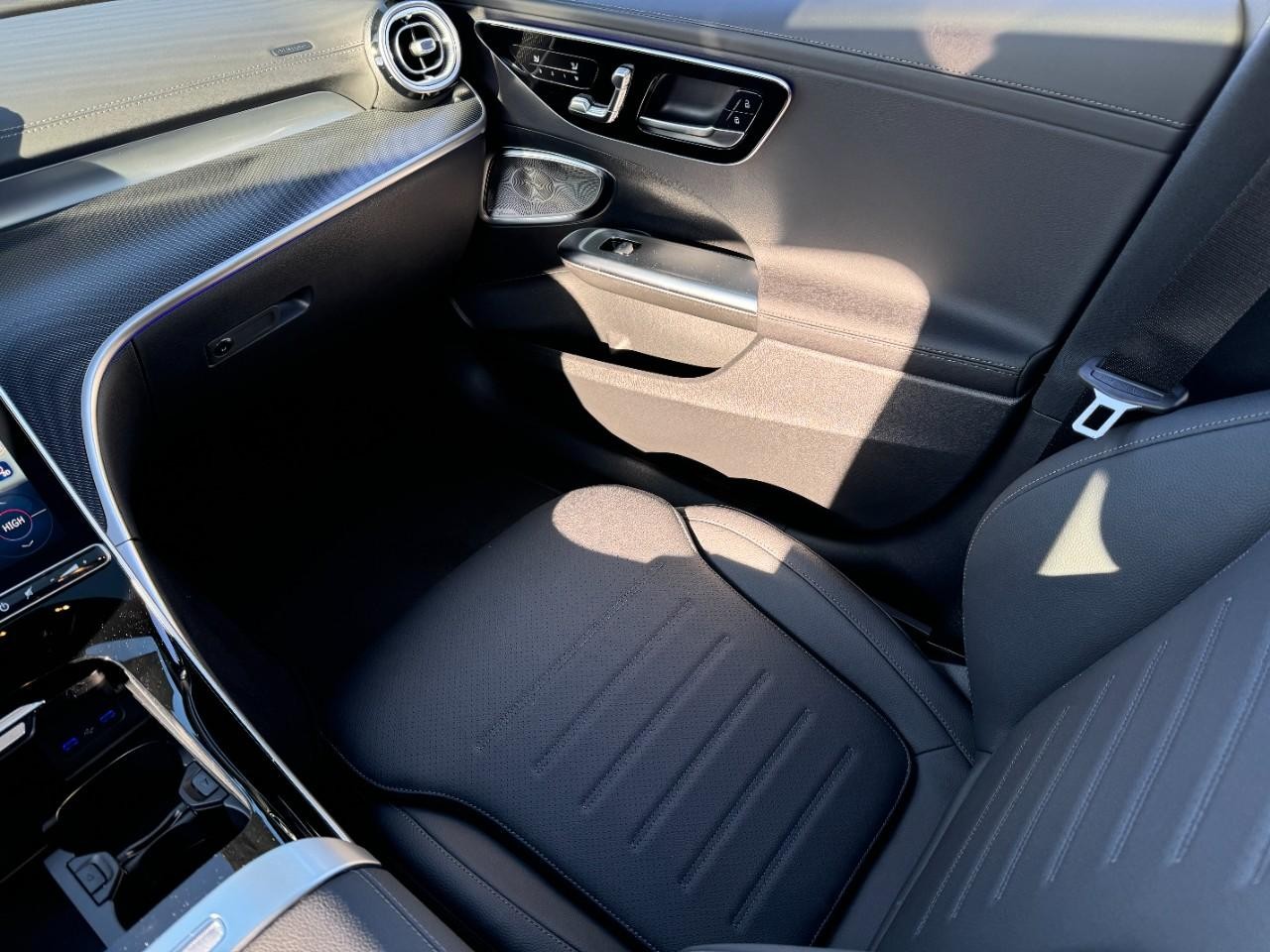 Mercedes-Benz C-Class Vehicle Full-screen Gallery Image 15