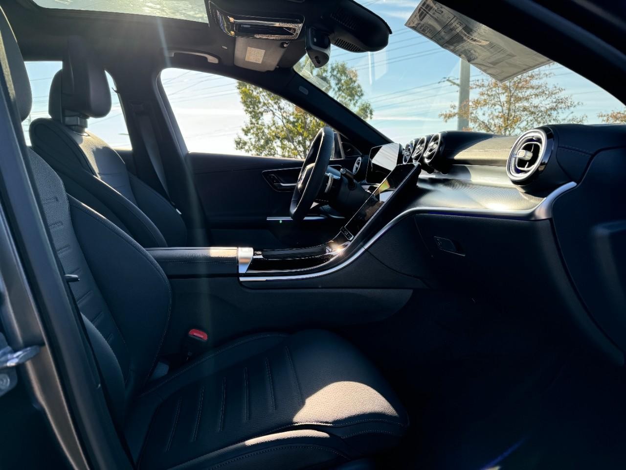 Mercedes-Benz C-Class Vehicle Full-screen Gallery Image 16