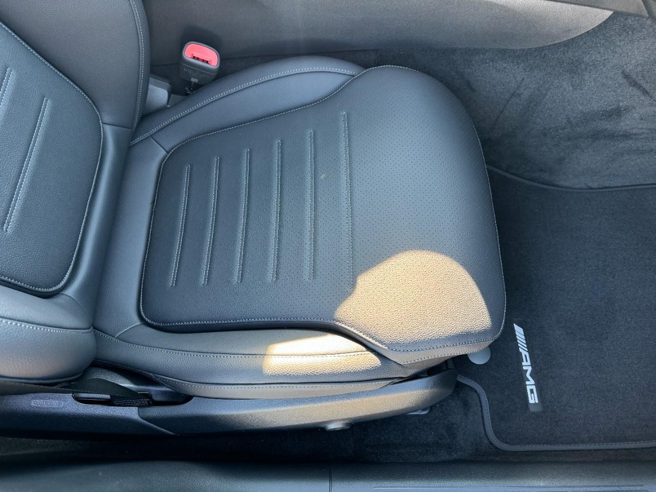 Mercedes-Benz C-Class Vehicle Full-screen Gallery Image 17