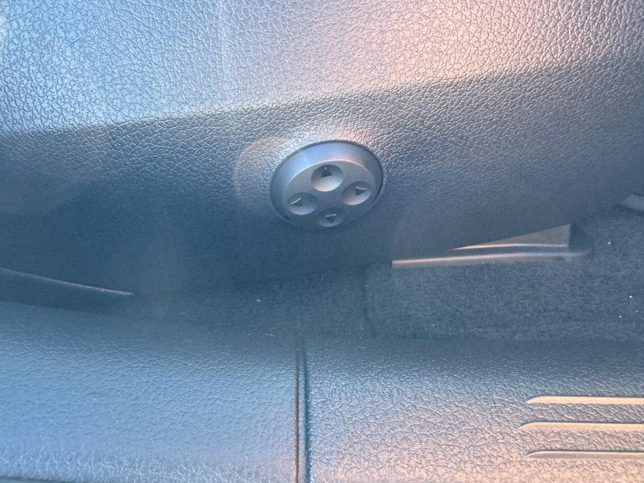 Mercedes-Benz C-Class Vehicle Full-screen Gallery Image 18