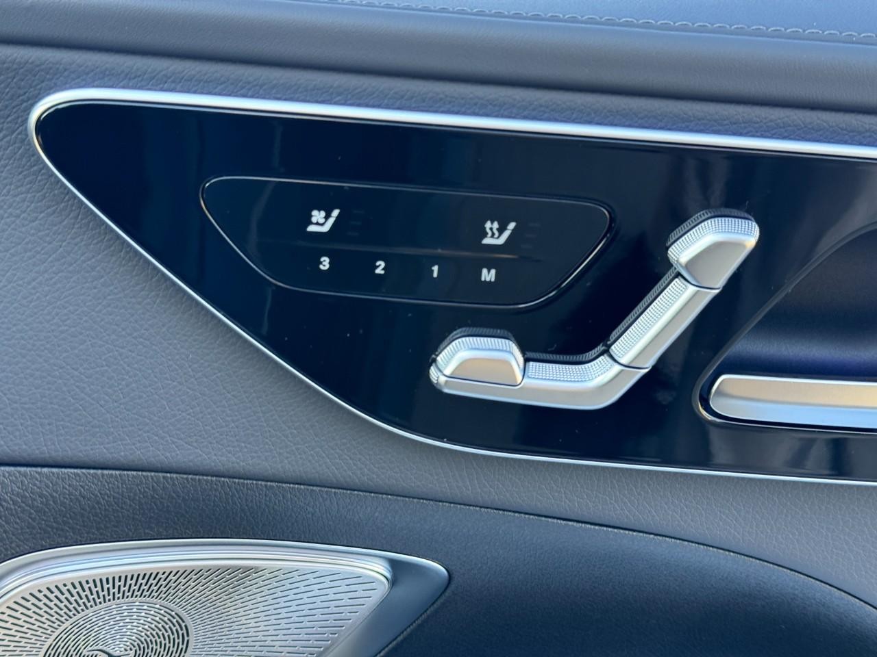 Mercedes-Benz C-Class Vehicle Full-screen Gallery Image 19