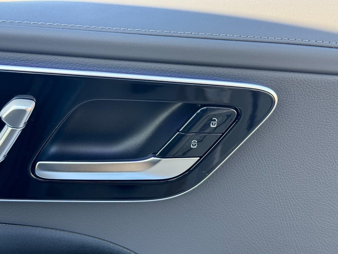 Mercedes-Benz C-Class Vehicle Full-screen Gallery Image 20