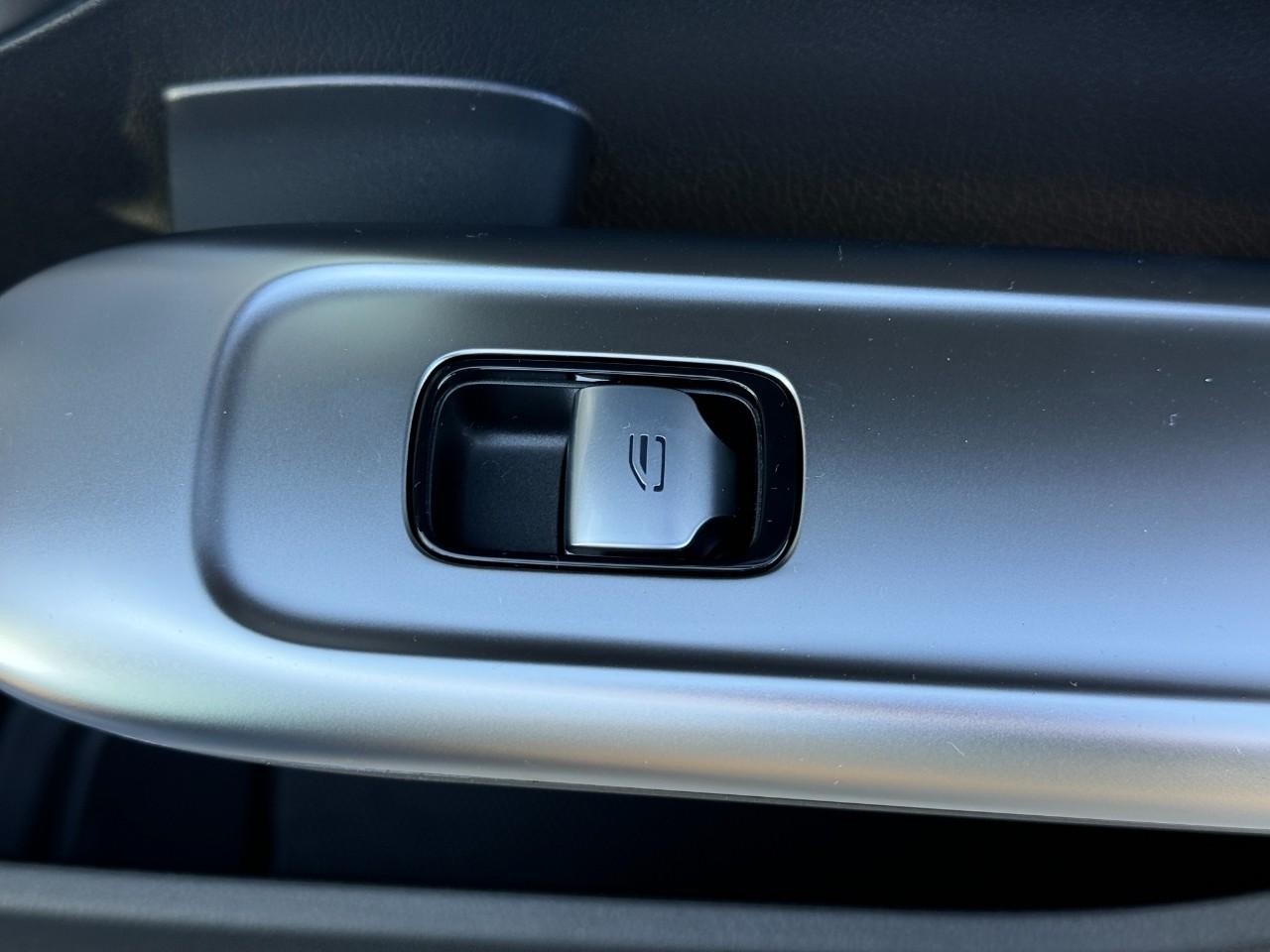 Mercedes-Benz C-Class Vehicle Full-screen Gallery Image 21