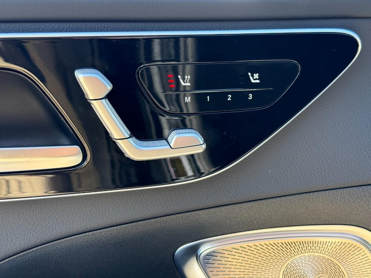 Mercedes-Benz C-Class Vehicle Full-screen Gallery Image 22