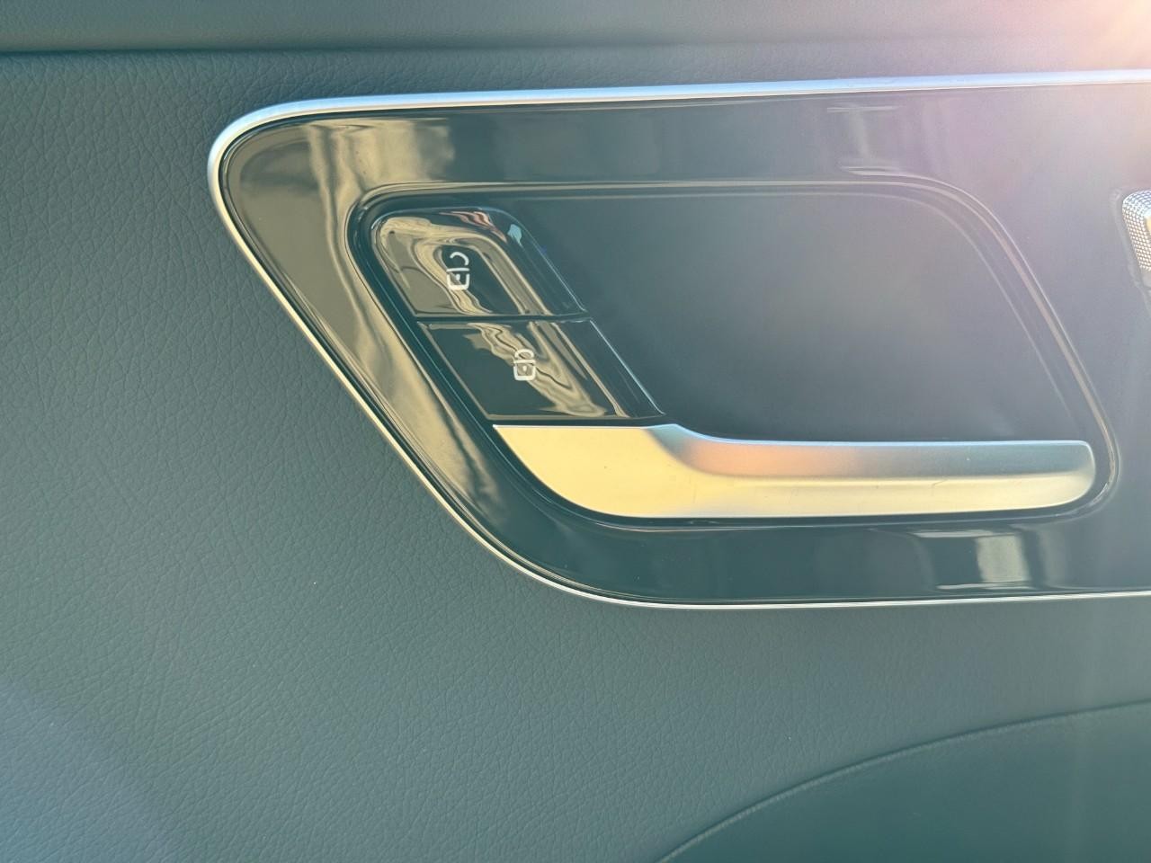 Mercedes-Benz C-Class Vehicle Full-screen Gallery Image 23