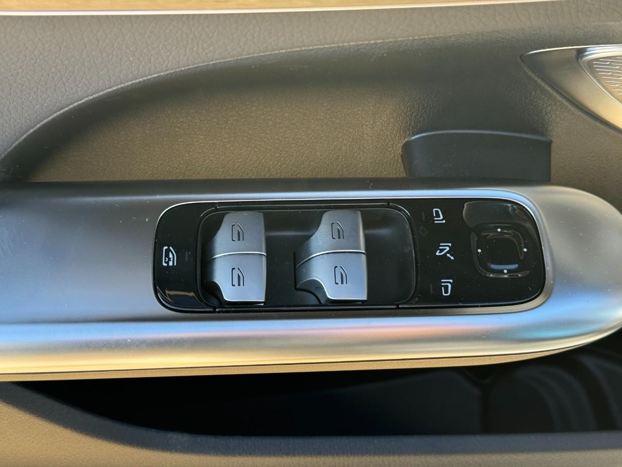 Mercedes-Benz C-Class Vehicle Full-screen Gallery Image 24