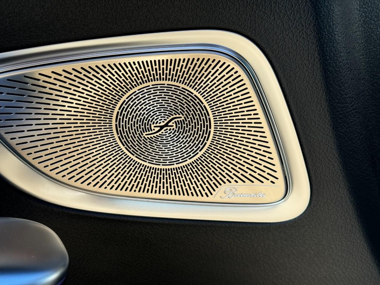 Mercedes-Benz C-Class Vehicle Full-screen Gallery Image 25