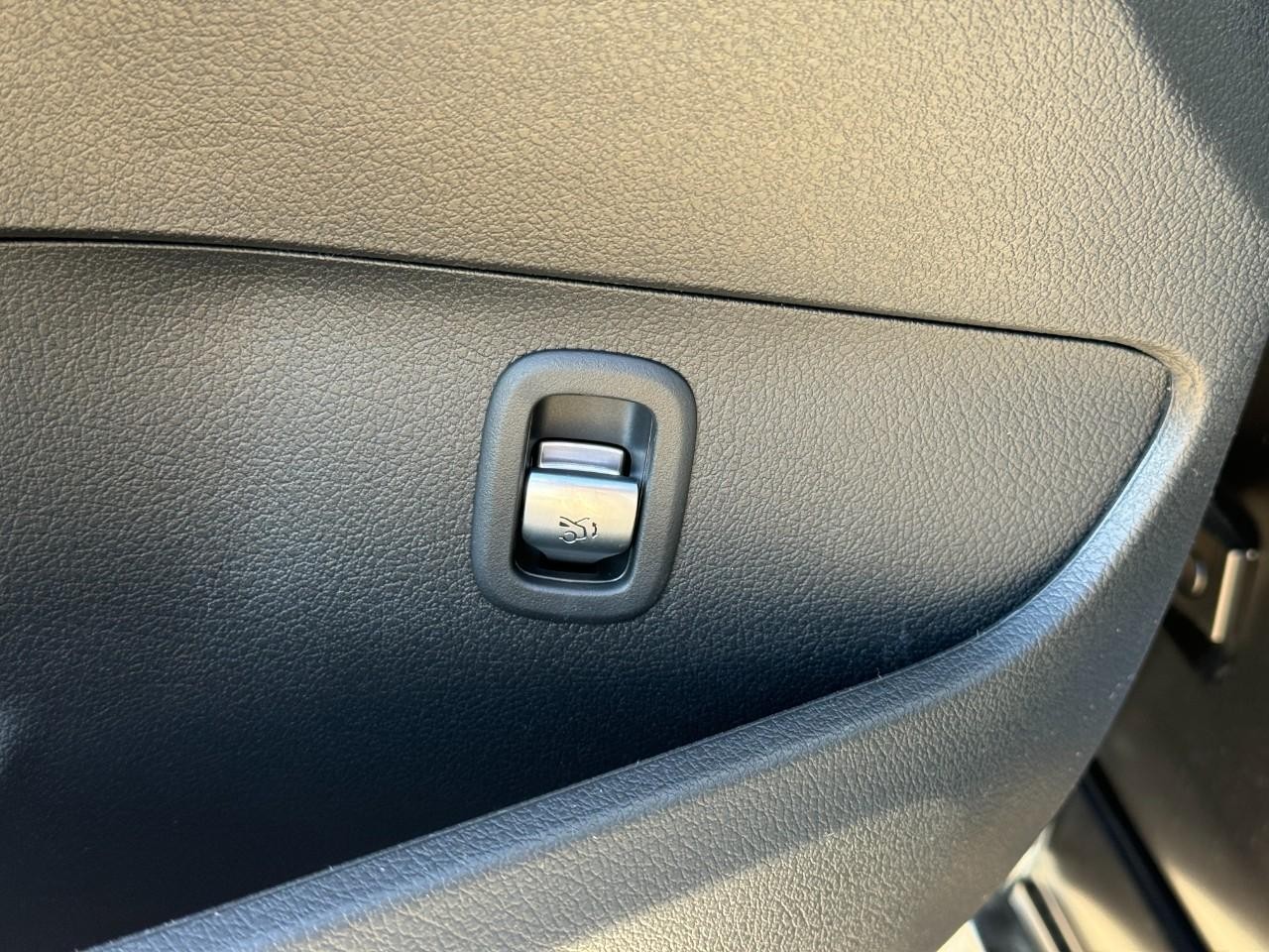 Mercedes-Benz C-Class Vehicle Full-screen Gallery Image 26