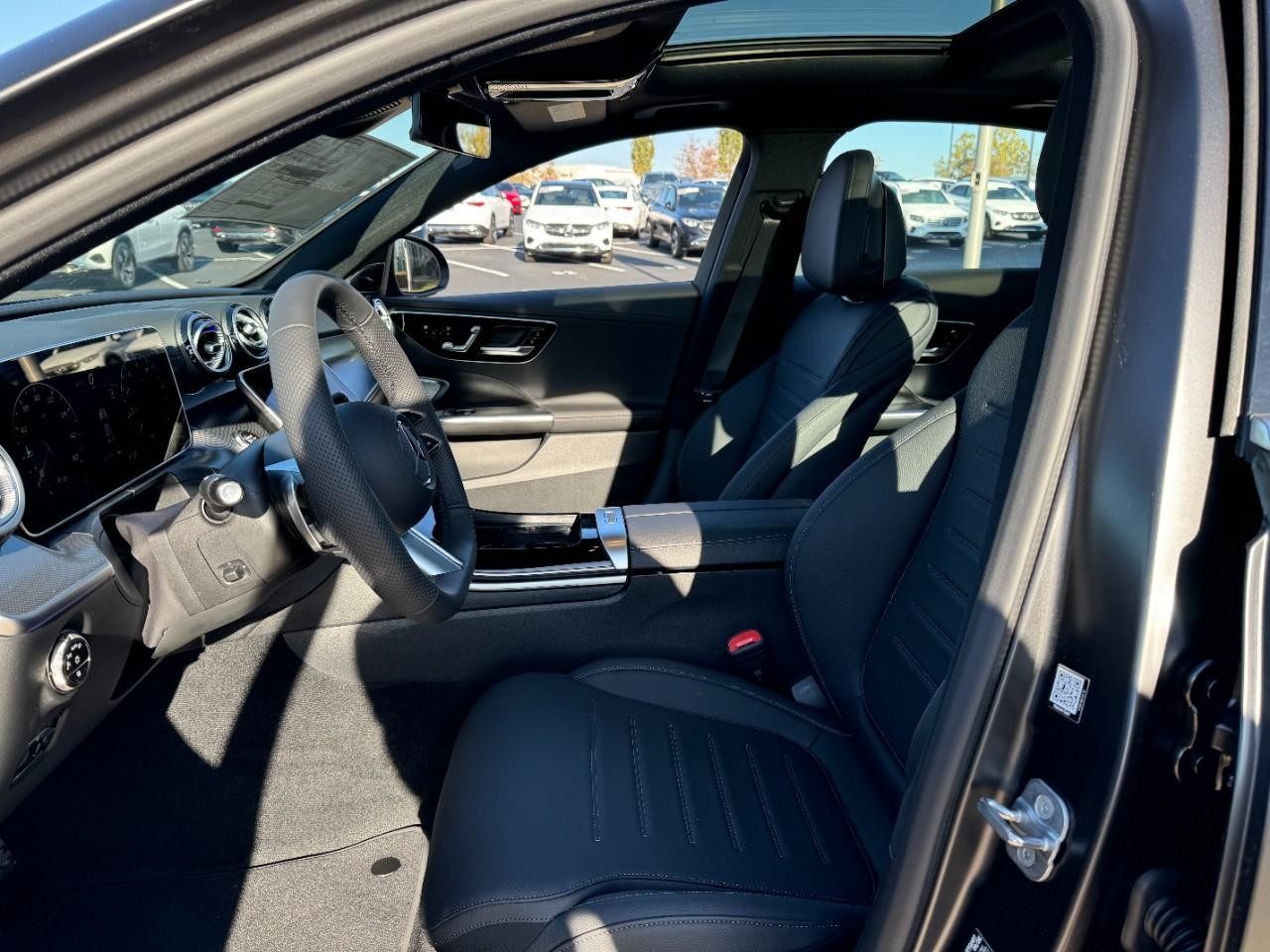 Mercedes-Benz C-Class Vehicle Full-screen Gallery Image 27