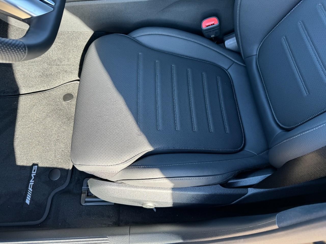 Mercedes-Benz C-Class Vehicle Full-screen Gallery Image 28