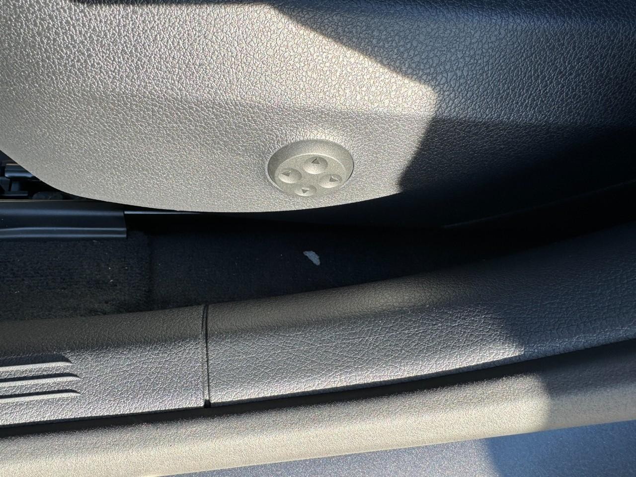 Mercedes-Benz C-Class Vehicle Full-screen Gallery Image 29