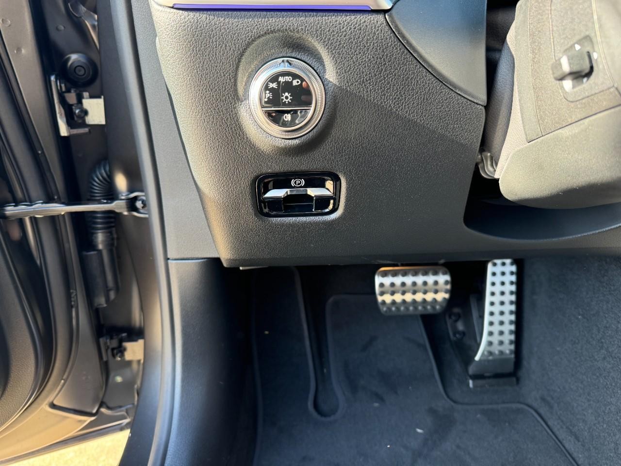 Mercedes-Benz C-Class Vehicle Full-screen Gallery Image 30