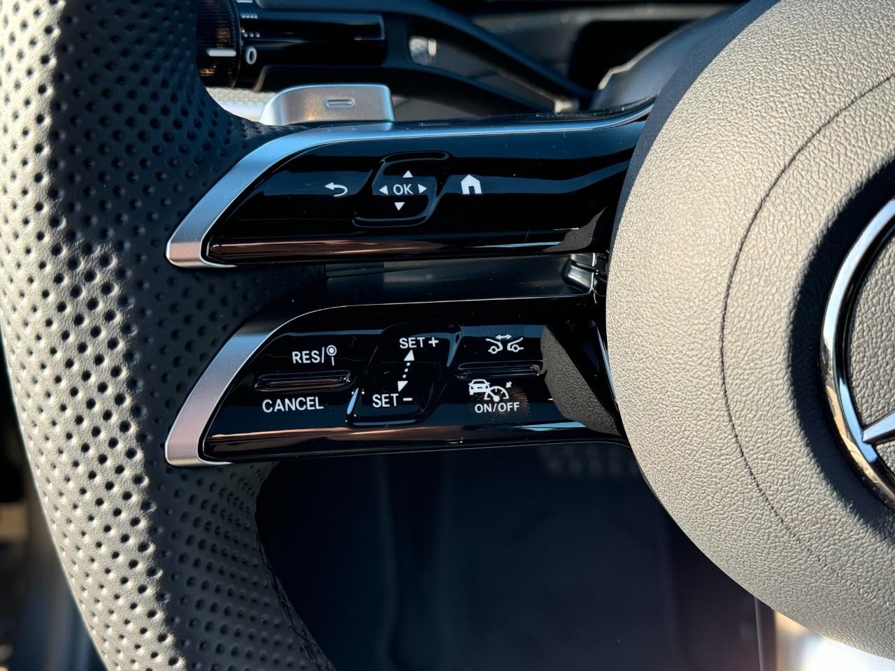 Mercedes-Benz C-Class Vehicle Full-screen Gallery Image 31