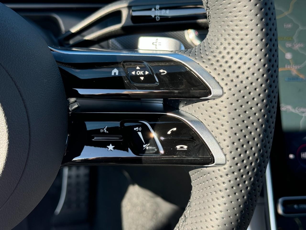 Mercedes-Benz C-Class Vehicle Full-screen Gallery Image 32