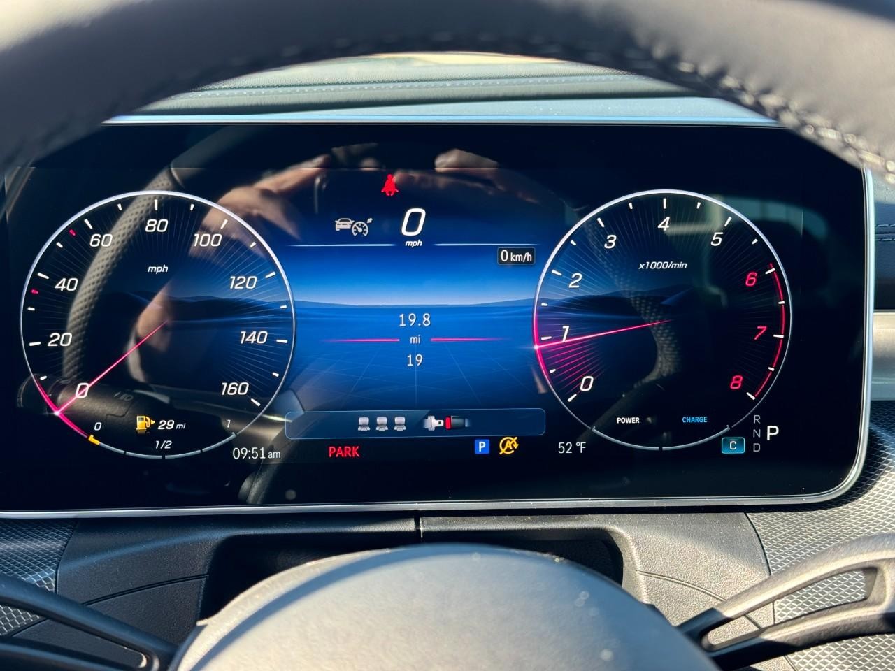 Mercedes-Benz C-Class Vehicle Full-screen Gallery Image 33