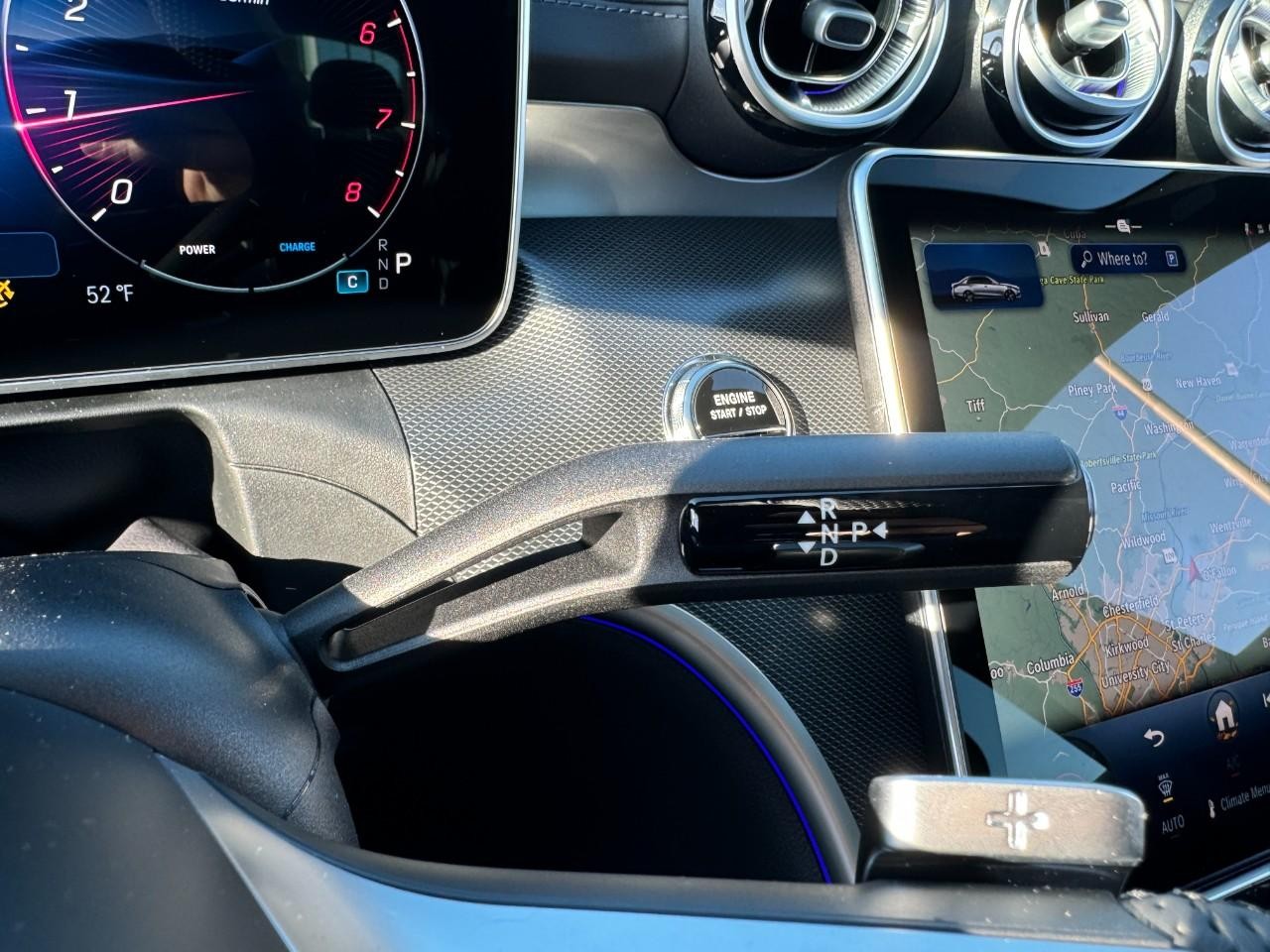 Mercedes-Benz C-Class Vehicle Full-screen Gallery Image 34