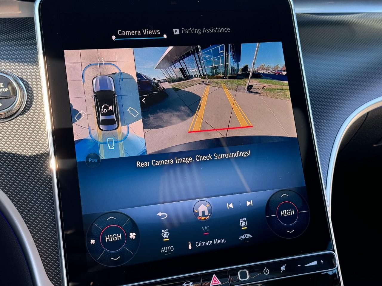 Mercedes-Benz C-Class Vehicle Full-screen Gallery Image 35