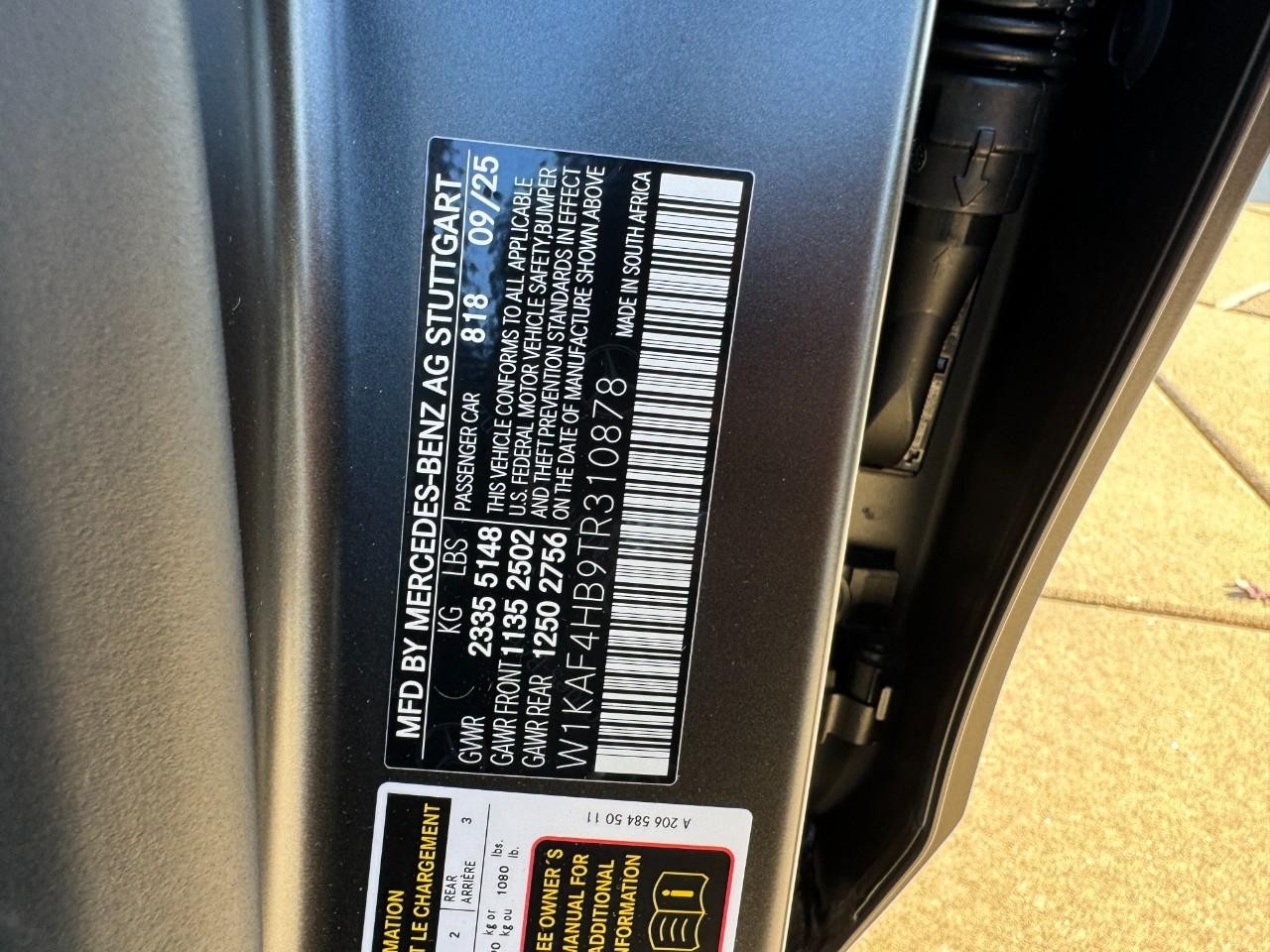 Mercedes-Benz C-Class Vehicle Full-screen Gallery Image 36