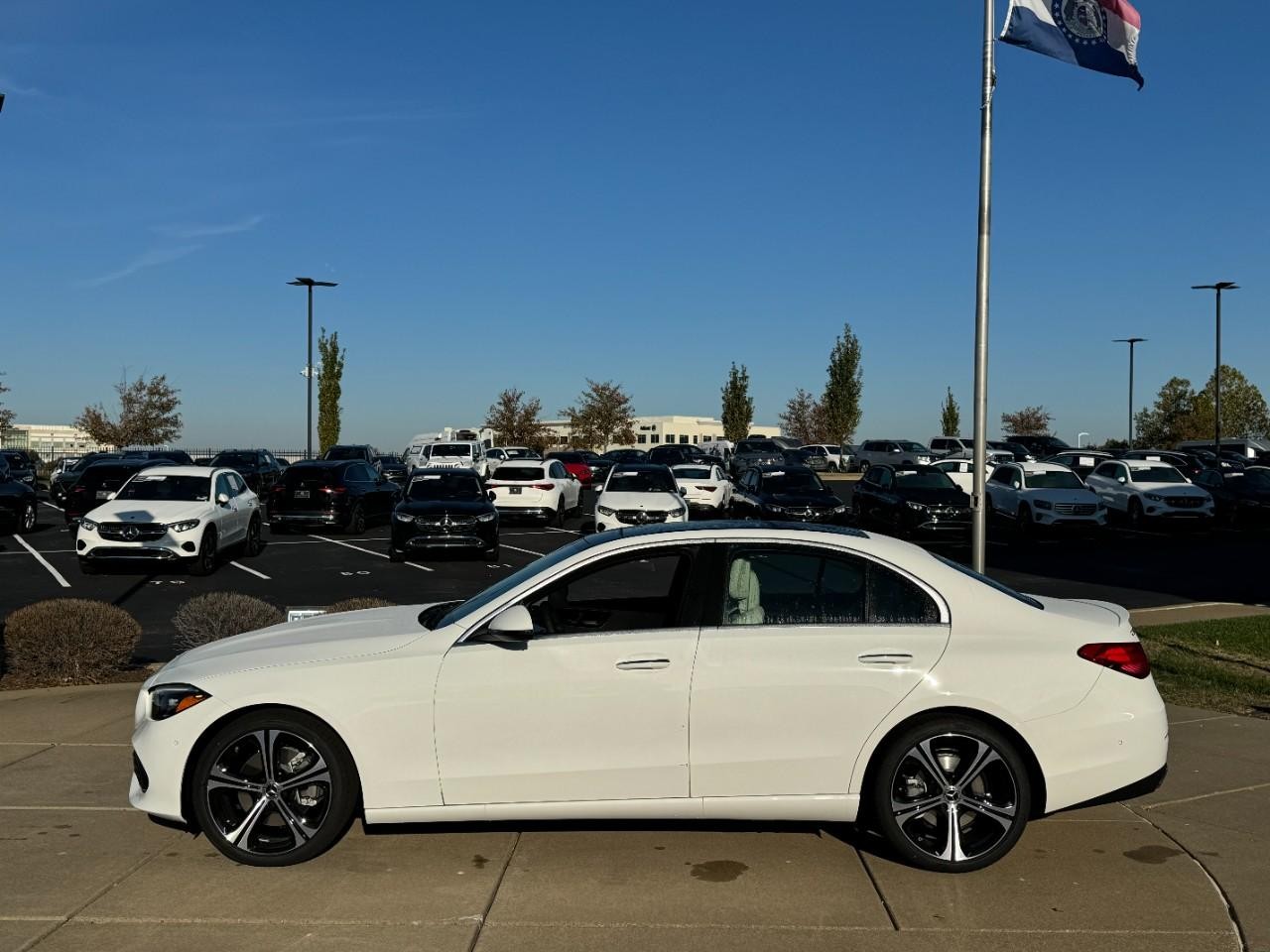 Mercedes-Benz C-Class Vehicle Full-screen Gallery Image 2