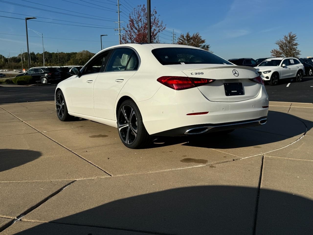 Mercedes-Benz C-Class Vehicle Full-screen Gallery Image 3