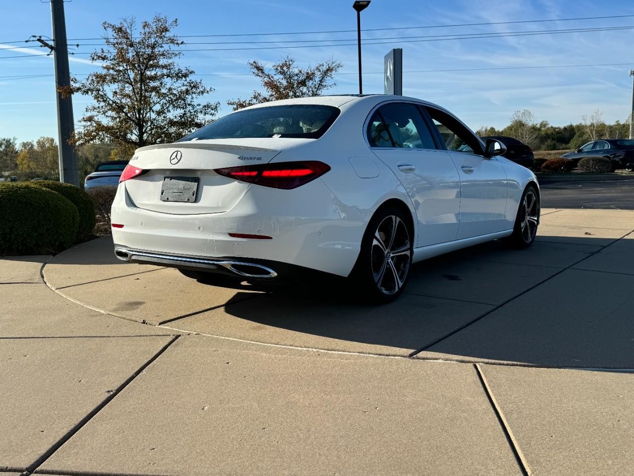 Mercedes-Benz C-Class Vehicle Full-screen Gallery Image 4