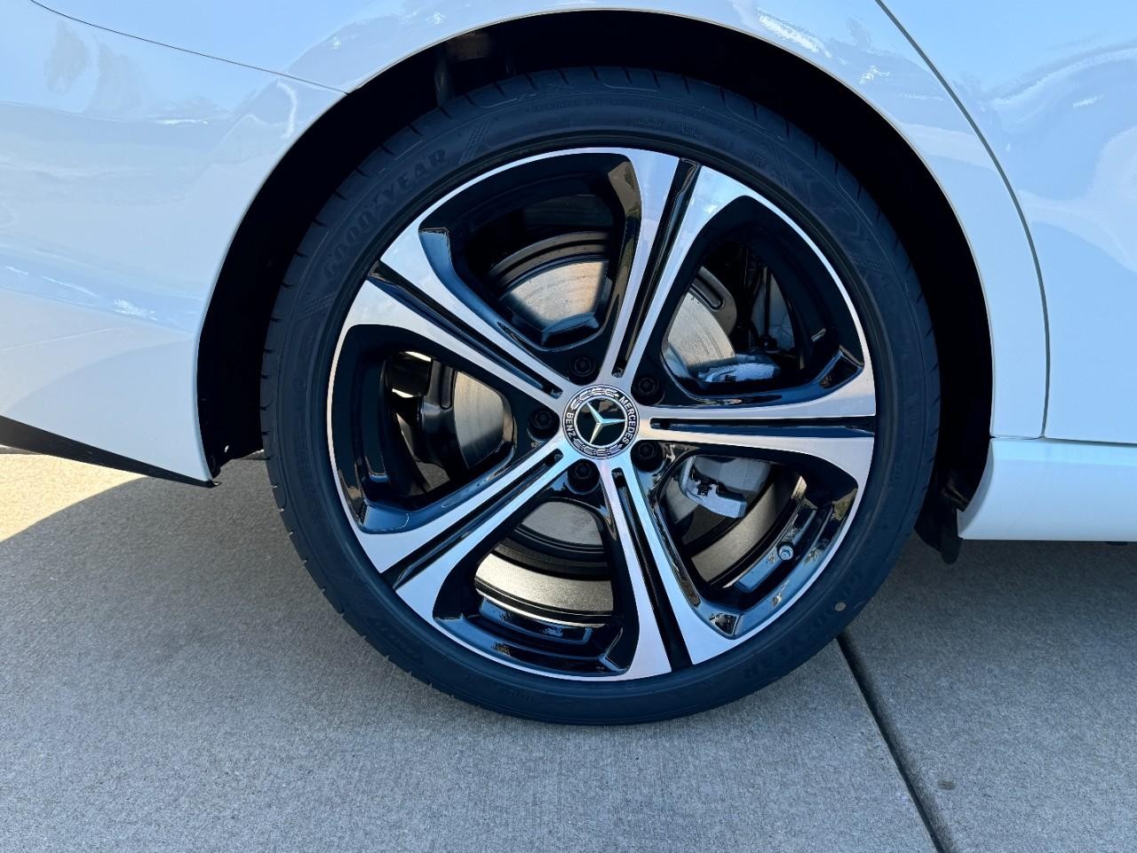 Mercedes-Benz C-Class Vehicle Full-screen Gallery Image 5