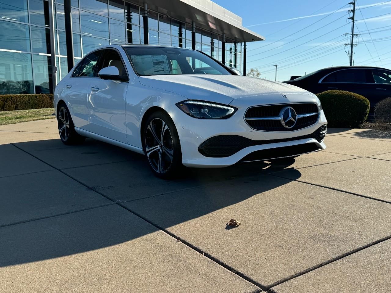 Mercedes-Benz C-Class Vehicle Full-screen Gallery Image 6