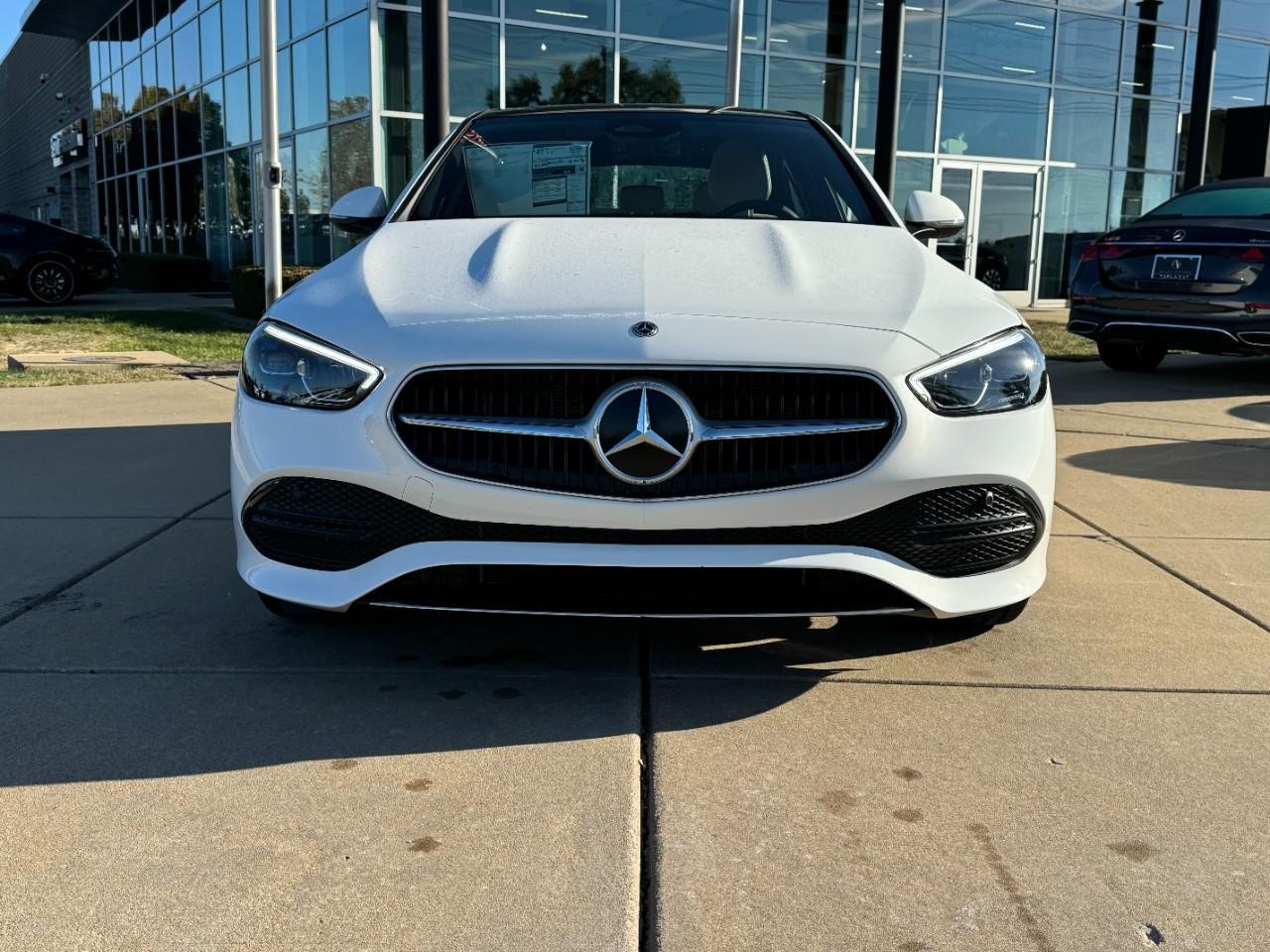 Mercedes-Benz C-Class Vehicle Full-screen Gallery Image 7