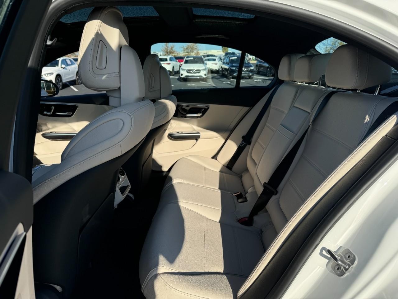 Mercedes-Benz C-Class Vehicle Full-screen Gallery Image 8