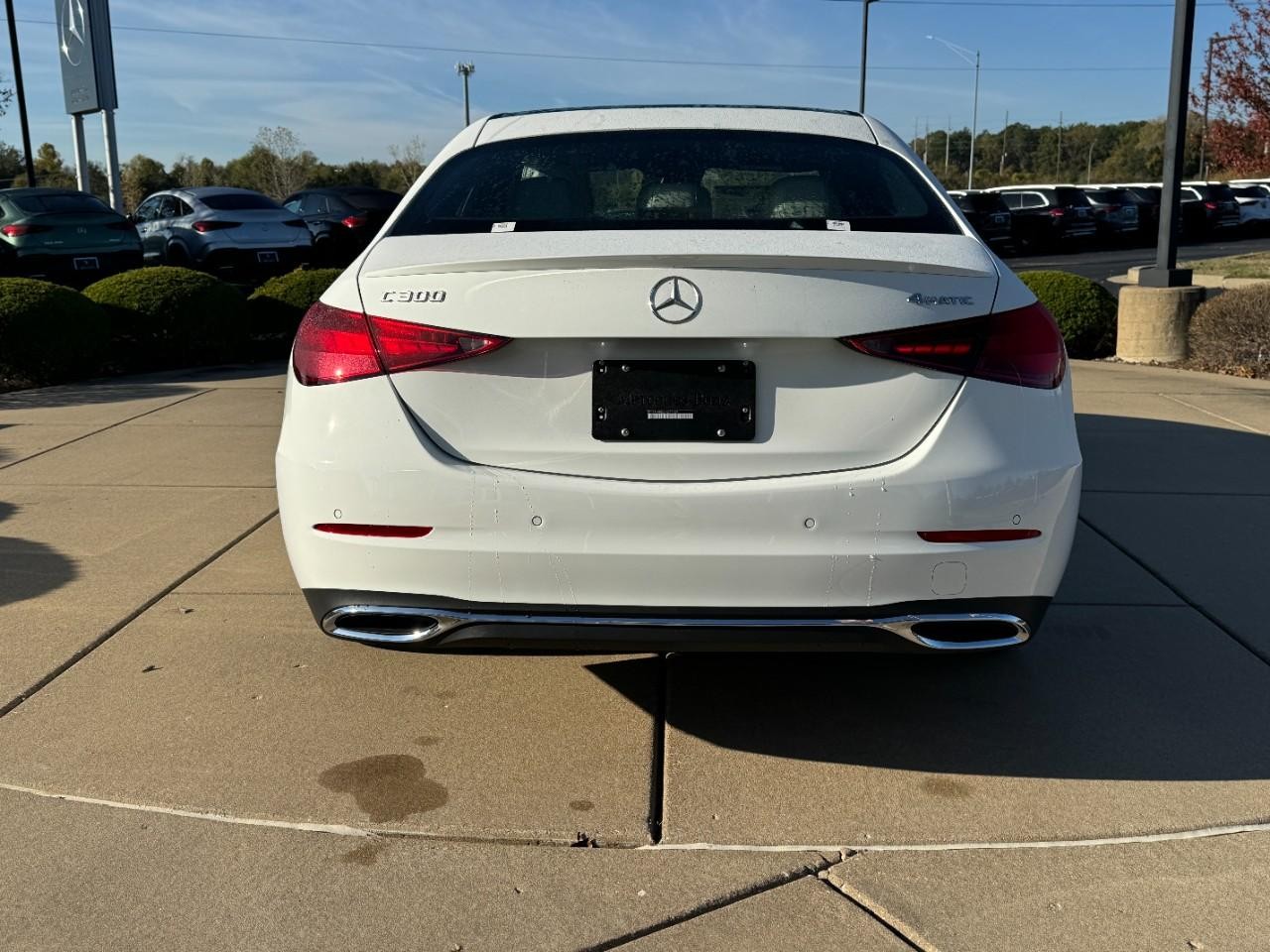 Mercedes-Benz C-Class Vehicle Full-screen Gallery Image 9