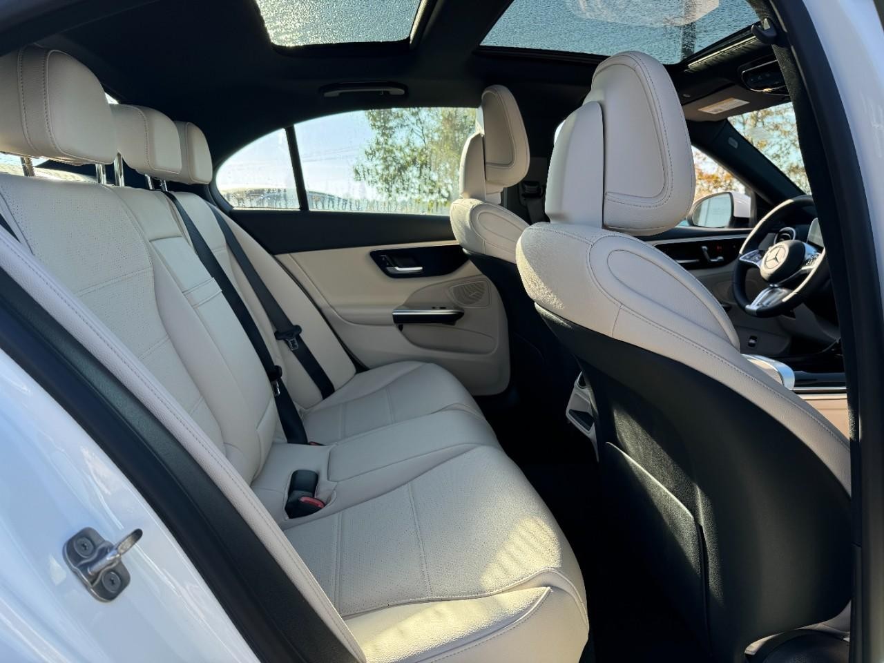 Mercedes-Benz C-Class Vehicle Full-screen Gallery Image 10