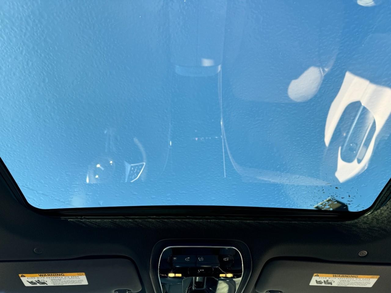 Mercedes-Benz C-Class Vehicle Full-screen Gallery Image 11