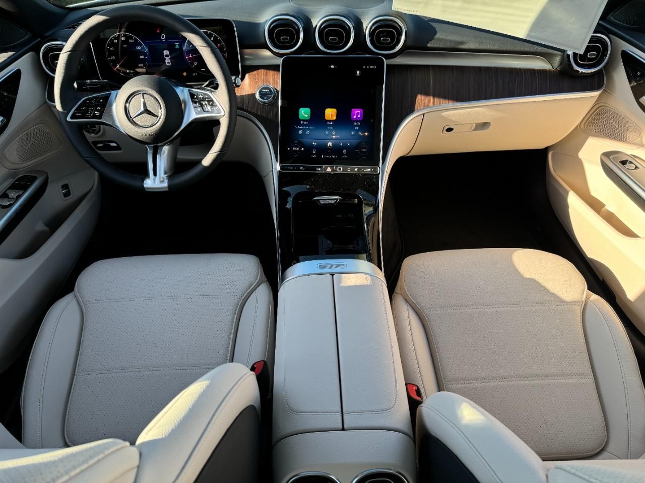 Mercedes-Benz C-Class Vehicle Full-screen Gallery Image 12