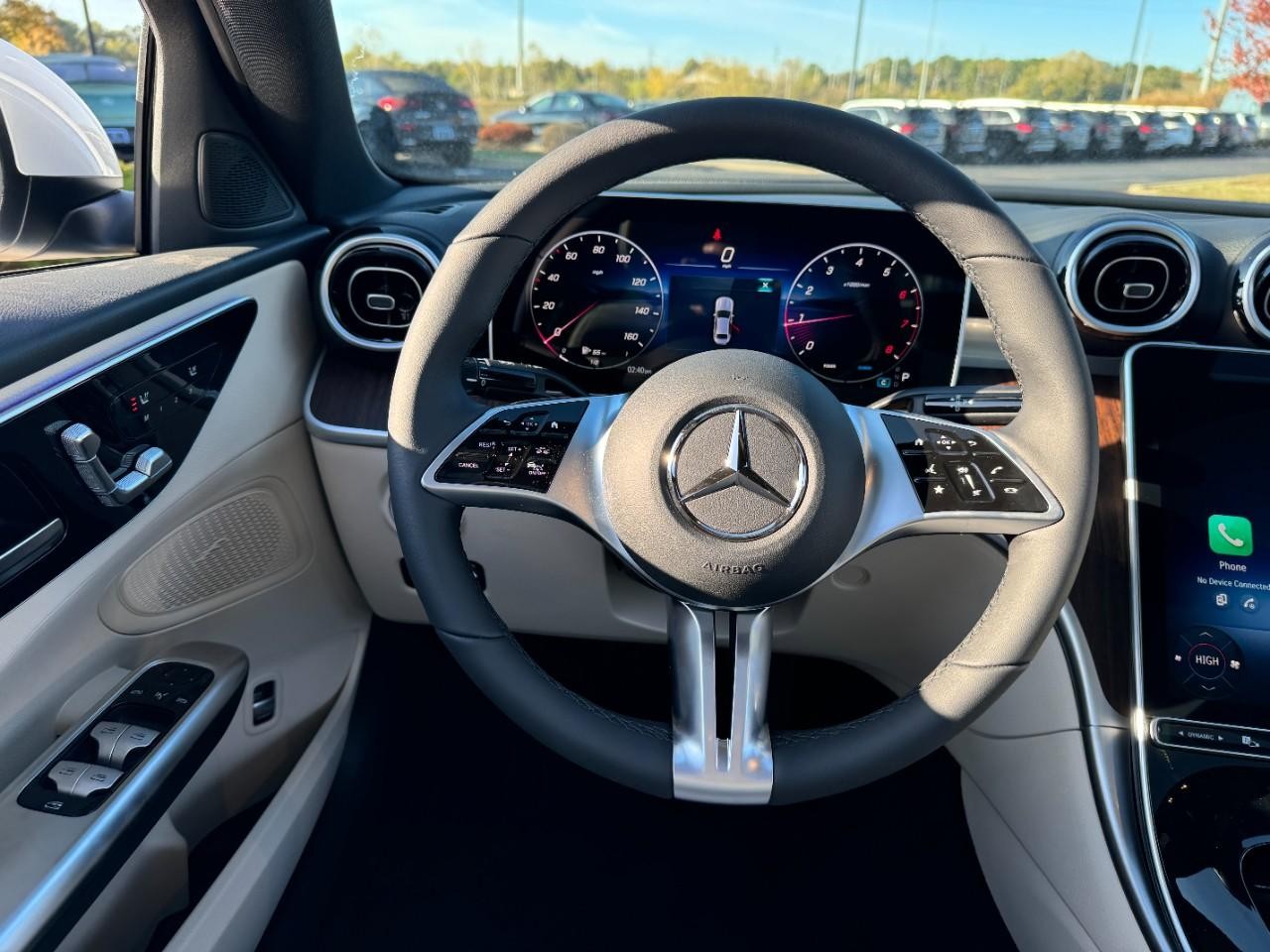 Mercedes-Benz C-Class Vehicle Full-screen Gallery Image 13