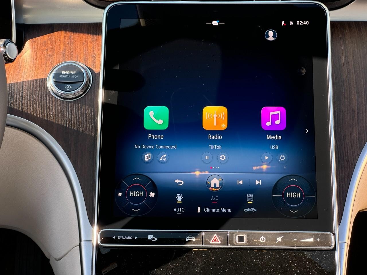 Mercedes-Benz C-Class Vehicle Full-screen Gallery Image 14